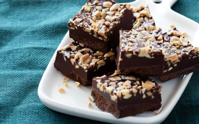 Low-carb chocolate and peanut squares